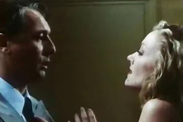 هزاز منفرد شقراء سكسي فرنسي قديم ناضجة مع ثدي سيليكون.