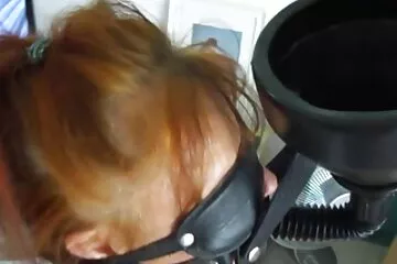 البالغة من العمر 50 عامًا أخذت مستأجرًا صغيرًا سكسي ايطالي قديم في فمها.