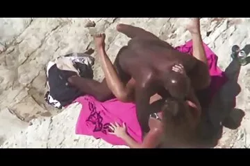 امرأة سمراء رائعة تجعل اللسان في المنزل لرجل سكسي عربي قديم لديه قضيب كبير