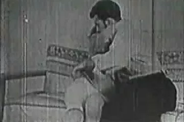 نشر طالبًا يعاني من ثقب في حلمة الثدي فيديو سكسي قديم في دورة مياه عامة