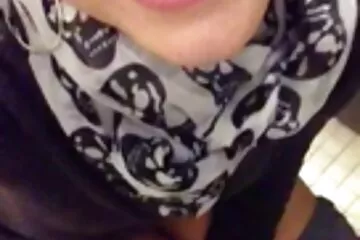قبل ممارسة الجنس مع صديقها سكسي روسي قديم ، كانت فتاة ترتدي نظارات تلعب بقضيب اصطناعي