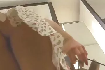 يتظاهر بعدم سكسي عربي قديم رؤية الفساد الجنسي لابنته ذات الثدي الصغير وصديقها