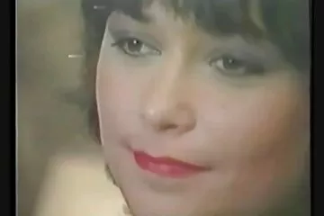 الزوجة الإيطالية سعيدة بزوجها سكسي مصري قديم الذي مارس الجنس مع مهرة شابة في كعوب في حلقه وفي كسها