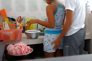 مارس الجنس مع أم مدبوغة جميلة في اللاتكس وأحذية من الحمار إلى الفم فلم سكسي قديم