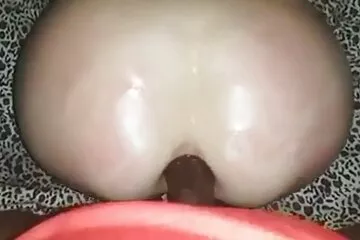 تمتص الطالبة نفسها شرابًا قويًا على وجهها وفي سكسي ياباني قديم فمها.