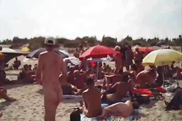 شاب أبيض يلعق مهبل قديم سكسي طالب أسود بالجوارب وقميص بلا أكمام