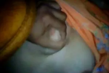 تسلل مولاتو يرتدي سروالًا قصيرًا قصيرًا ومسمارها الأبيض إلى الاستوديو لممارسة الجنس فيلم سكسي قديم في trahodrome الأسطوري