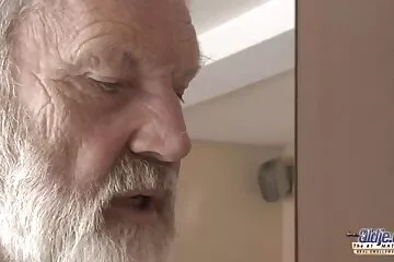 الرجل سكسي الماني قديم نائب الرئيس في كس أثناء ممارسة الجنس