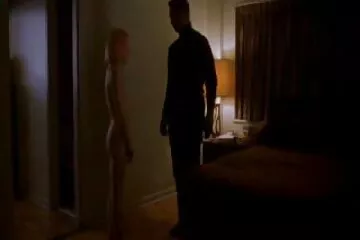 زوجة جميلة تخون افلام سكسي قديم زوجها مع رجل أسود.