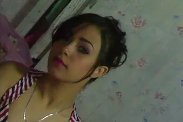 ساعد الرجل العجلة المفقودة في مدينة أجنبية سكسي مترجم قديم ، حيث كافأها بممارسة الجنس في الحمام.