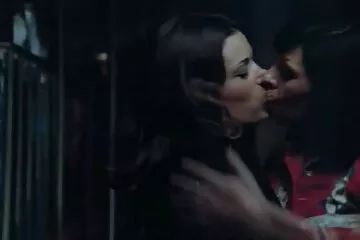 بينما الجارة تشاهد المسلسل صديقتها سكسي اجنبي قديم تمص قضيبي.