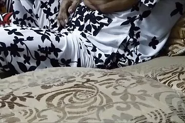 وعدت جدة جيدة الإعداد ترتدي جوارب سكسي ياباني قديم سوداء شريكها الشاب بتدفئة جيدة في السرير.