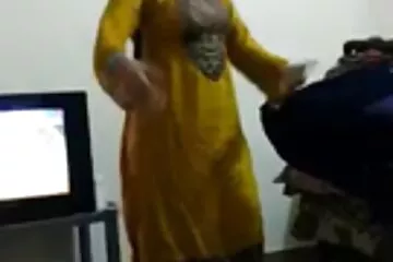 المرأة سمراء ذات النظارات وذيل الحصان سكسي ايطالي قديم كبيرة السن قليلاً بالنسبة لشاب عاشت معه لمدة عام.
