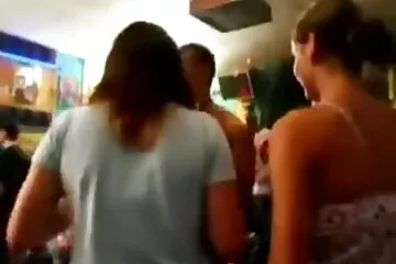 أرادت لاتينا ذات فيلم سكسي قديم المؤخرة الكبيرة أن تكون راضية عن الديك الأبيض الكبير من خلال سراويلها الداخلية