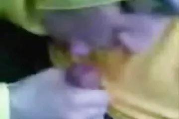 مارس الجنس مع أم جميلة سكسي تركي قديم في سراويل وردية ونائب الرئيس على ملابسها