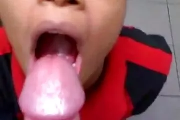 زوجة لاتينية ذات حلمات صلبة تشتكي من الكسل السعيد في كل مرة يقوم فيها زوجها بمضاجعتها فيلم سكسي قديم