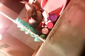 طالب فلم سكسي قديم روسي يرتدي سروال اليوجا يضع Doggystyle ليمارس الجنس على الأرض مباشرة.