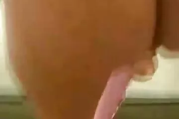كتي ذات المظهر الرياضي تضايق رجلًا بموزة. أكثر من ذلك بقليل ولا سكسي قديم مترجم يستطيع كبح جماح نفسه ، ينتهي في فمها.
