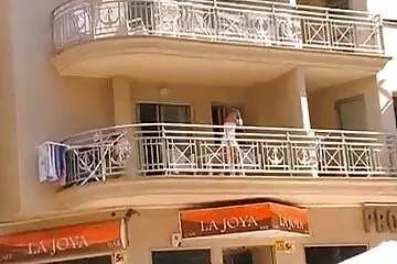 الفتاة الجميلة ذات الثديين المنتصبين لها ثمن باهظ ، سكسي فرنسي قديم لكنهم ما زالوا يذهبون إليها من أجل شفط لطيف.