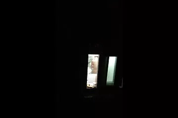 جلست امرأة سمراء سمينة ذات سكسي ايطالي قديم ثديين طبيعيين كبيرين على وجه الشقراء المطلية