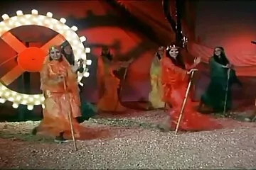 الفتاة الروسية النحيفة تبلغ من العمر 18 عامًا بالفعل. حان افلام سكسي قديم الوقت لبدء رفع تنورتها أمام الرجال والمص.
