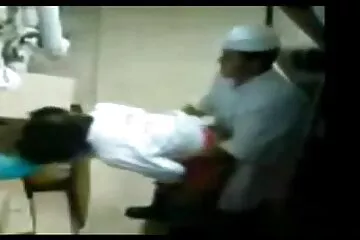 أثناء المص عن قرب ، تفكر المهرة في ممارسة سكسي تركي قديم الجنس بأسلوب هزلي.