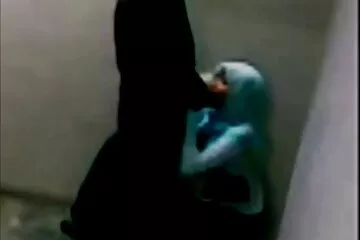 كان اثنان من الخلاسيين يحلمان بممارسة الجنس مع زميل سكسي هندي قديم أبيض في الصف