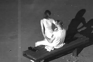 عاشق طالبة لطيفة ذات غنيمة مستديرة يريد أن ينتهي الأمر دائمًا بنطافه في مهبلها. سكسي عراقي قديم