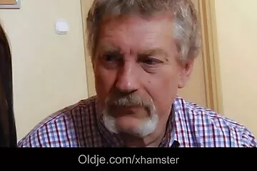خاض زوجان عريان معركة بدون قواعد على بساط سكسي كلاسيكي قديم المصارعة.