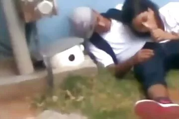 مارس الجنس مع فتاة نحيفة لطيفة مع قضيب أبيض كبير ودسار من خلال سراويلها فلام سكسي قديم الداخلية