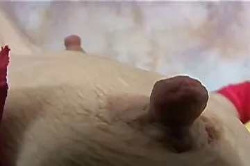 طالبة ملقاة مؤخرًا من قبل سكسي كلاسيكي قديم صديقها بالإصبع بوسها اللعين