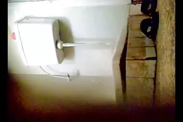 الشقراء تثبت من خلال اللسان أنها سكسي هندي قديم تستحق ممارسة الجنس مع صبي