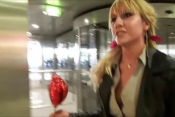 شقراء براقة تمارس الجنس مع هزاز أثناء فلم سكسي قديم التزاوج مع صديقها