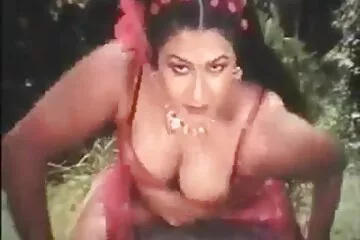 سخيف سكسي كوري قديم الحلق الخام لامرأة ناضجة فاسقة على السرير.