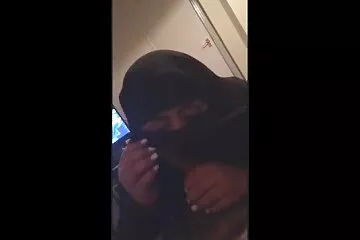 اعترفت الفتاة ذات النظارات بأنها كانت مالحة وخائفة وهي تمص فيديو سكسي قديم قضيب صديق لها