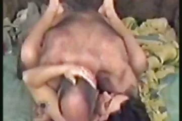 واجهت Henpecked هيمنة أنثوية قاسية من أم سكسي يوناني قديم مألوفة تبلغ من العمر 40 عامًا