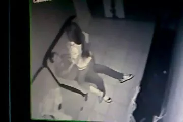 شقراء روسية ذات شعر قصير أعطت اللسان في أول شخص فلم سكسي قديم مع ابتلاع الحيوانات المنوية